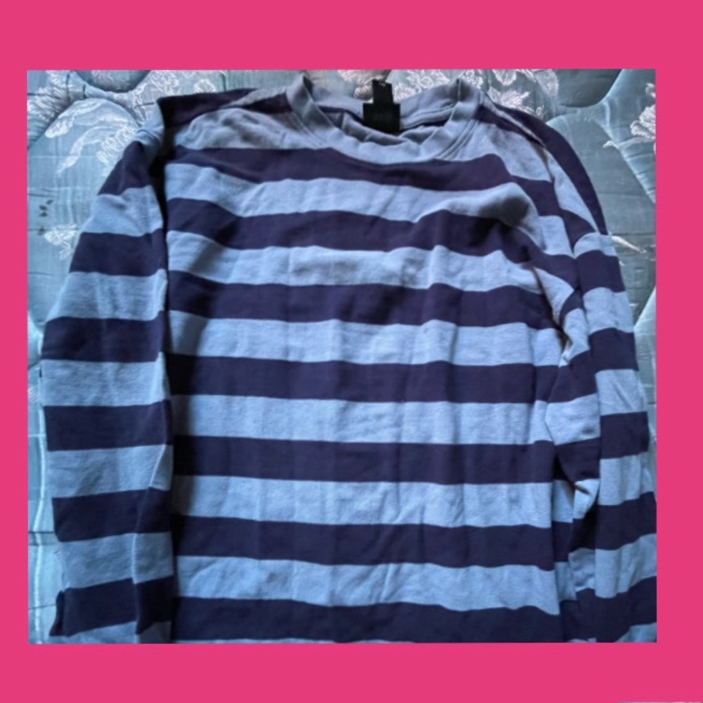 FREE with bundle of 3 or more 💛 H&M blue striped long sleeve !